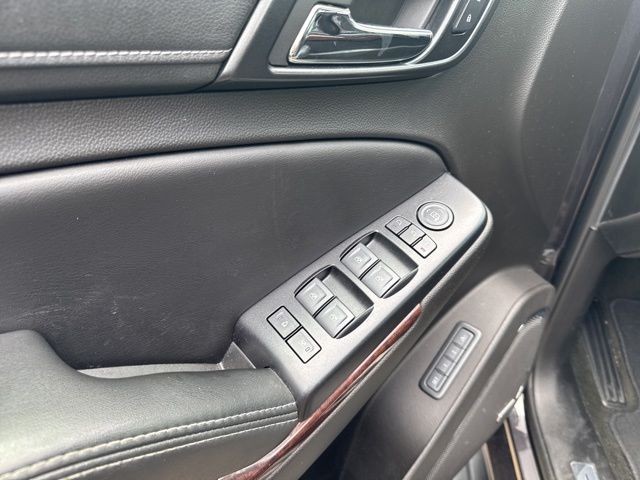 GMC Yukon Vehicle Full-screen Gallery Image 15