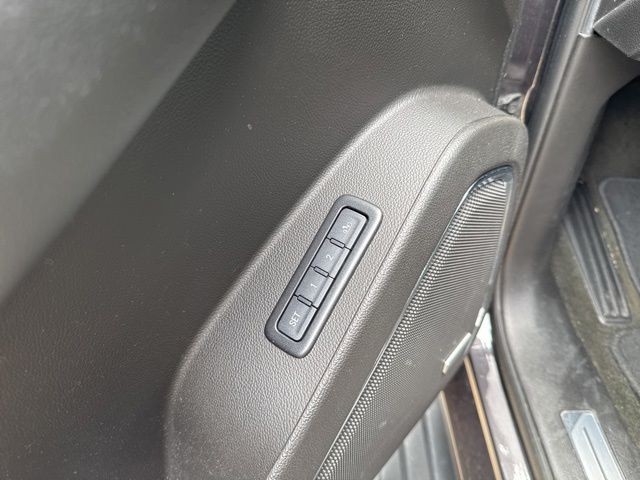 GMC Yukon Vehicle Full-screen Gallery Image 17