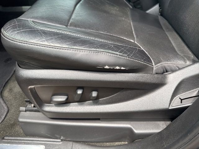 GMC Yukon Vehicle Full-screen Gallery Image 18