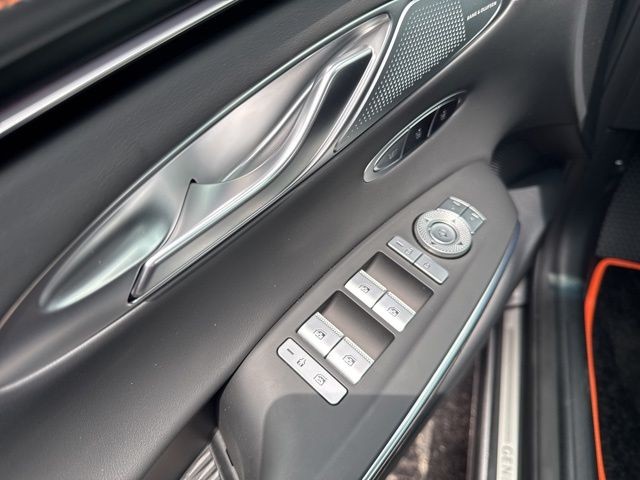 Genesis GV70 Vehicle Full-screen Gallery Image 20