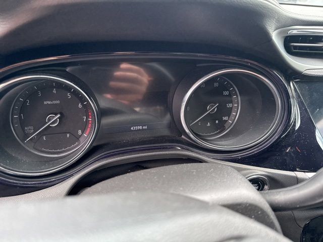 Buick Encore GX Vehicle Full-screen Gallery Image 14