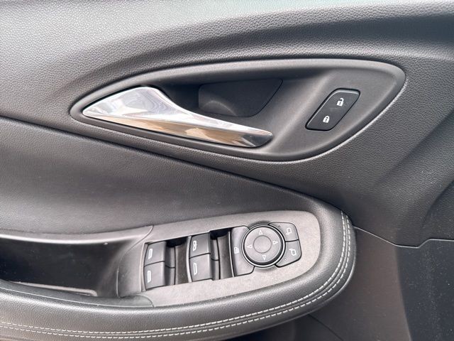 Buick Encore GX Vehicle Full-screen Gallery Image 15