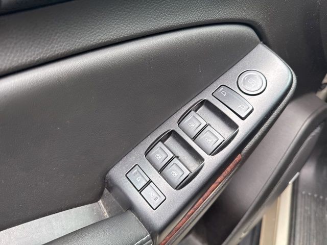 GMC Yukon Vehicle Full-screen Gallery Image 19