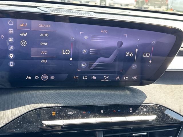 Buick Enclave Vehicle Full-screen Gallery Image 18