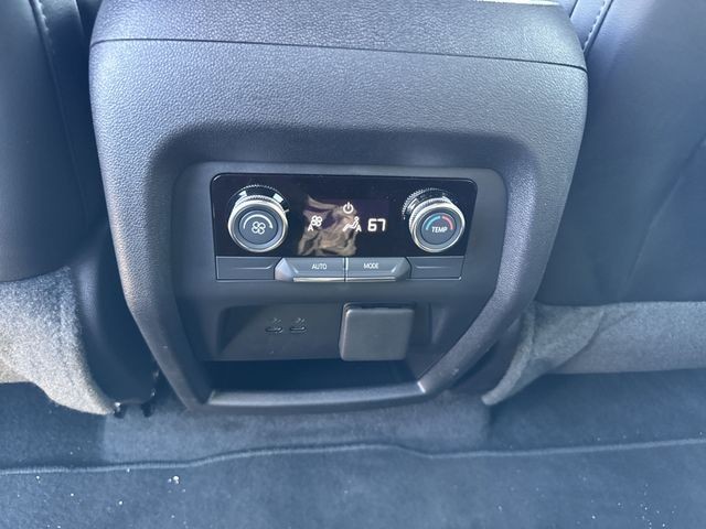 Buick Enclave Vehicle Full-screen Gallery Image 21