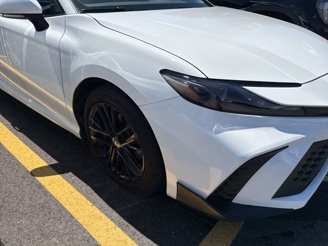 Toyota Camry Vehicle Full-screen Gallery Image 09