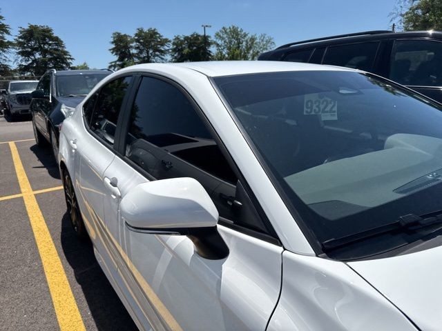 Toyota Camry Vehicle Full-screen Gallery Image 10