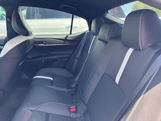 Toyota Camry Vehicle Full-screen Gallery Image 11