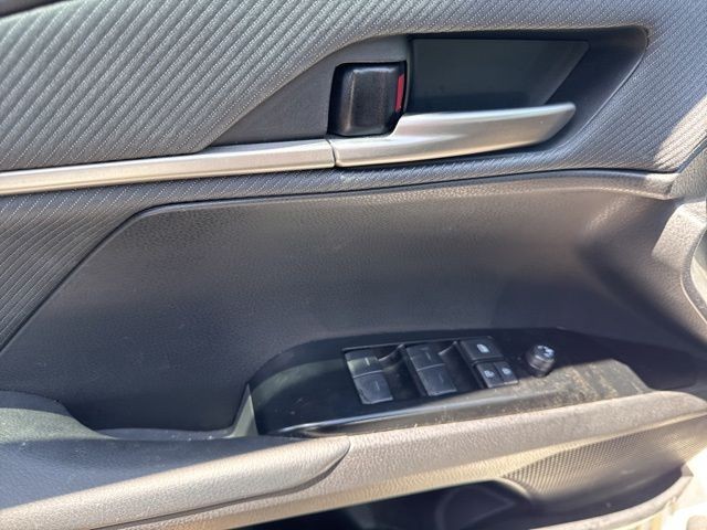 Toyota Camry Vehicle Full-screen Gallery Image 17