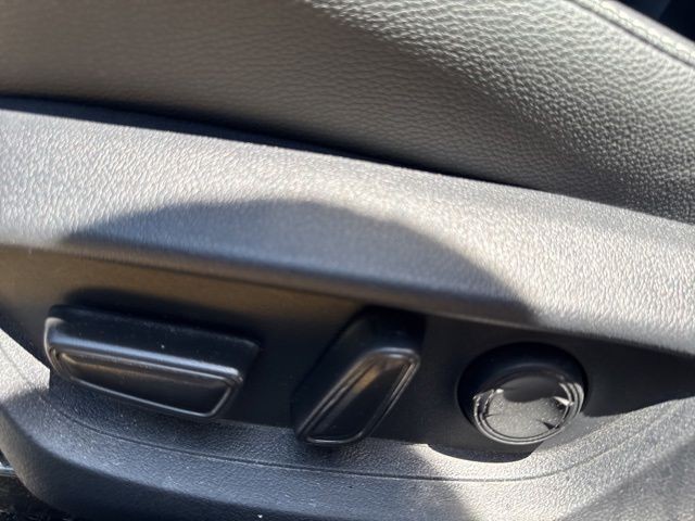 Toyota Camry Vehicle Full-screen Gallery Image 18