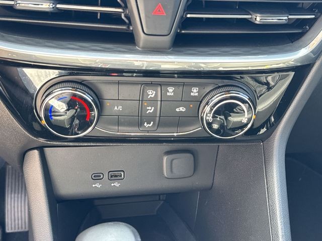 Buick Encore GX Vehicle Full-screen Gallery Image 21
