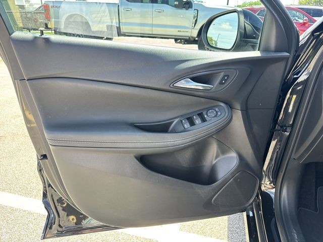 Buick Encore GX Vehicle Full-screen Gallery Image 24