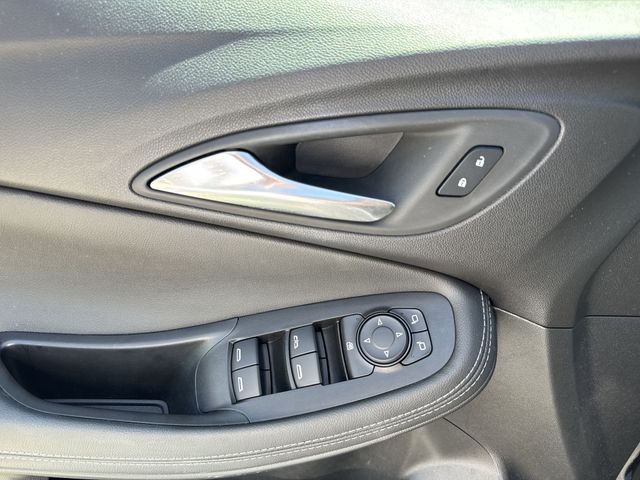 Buick Encore GX Vehicle Full-screen Gallery Image 25