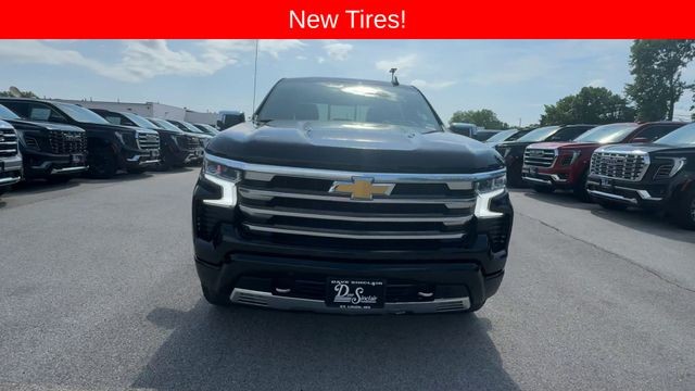 Chevrolet Silverado 1500 Vehicle Full-screen Gallery Image 03