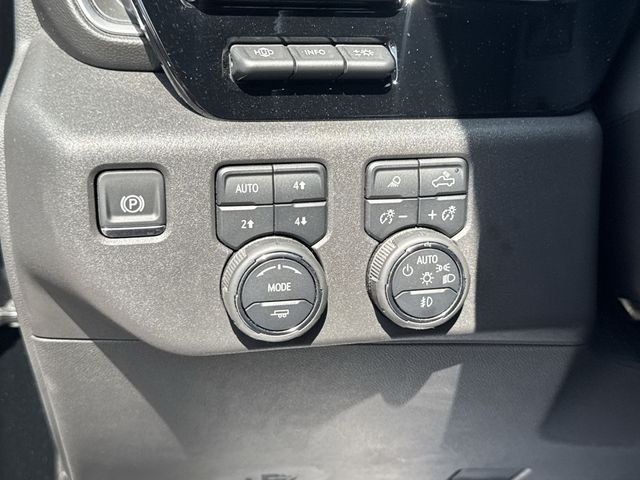 Chevrolet Silverado 1500 Vehicle Full-screen Gallery Image 40