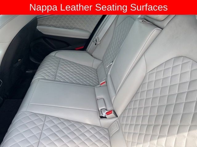 Genesis G70 Vehicle Full-screen Gallery Image 14