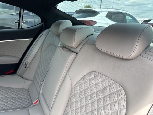 Genesis G70 Vehicle Full-screen Gallery Image 15