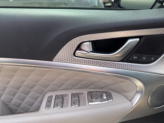 Genesis G70 Vehicle Full-screen Gallery Image 21