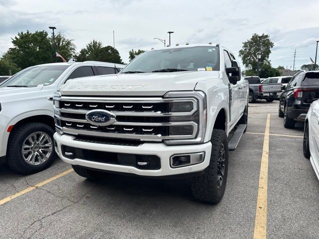 Ford Super Duty F-350 SRW Vehicle Full-screen Gallery Image 02