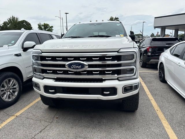 Ford Super Duty F-350 SRW Vehicle Full-screen Gallery Image 03