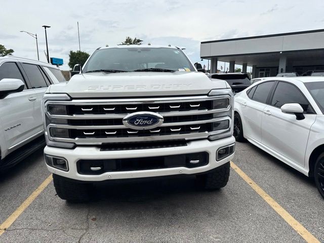 Ford Super Duty F-350 SRW Vehicle Full-screen Gallery Image 05