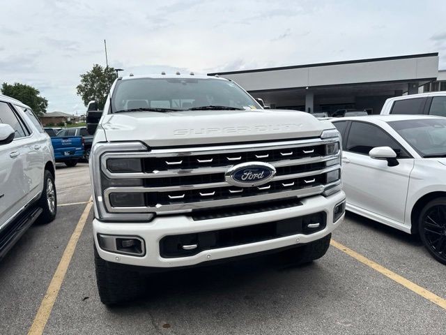 Ford Super Duty F-350 SRW Vehicle Full-screen Gallery Image 06