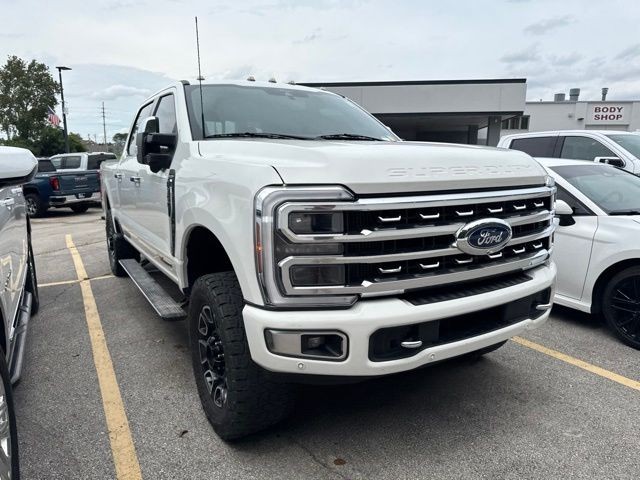 Ford Super Duty F-350 SRW Vehicle Full-screen Gallery Image 07