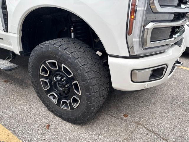 Ford Super Duty F-350 SRW Vehicle Full-screen Gallery Image 09