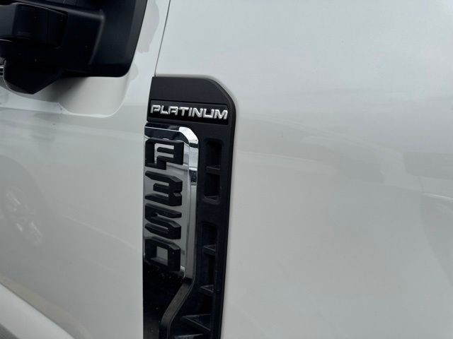 Ford Super Duty F-350 SRW Vehicle Full-screen Gallery Image 10