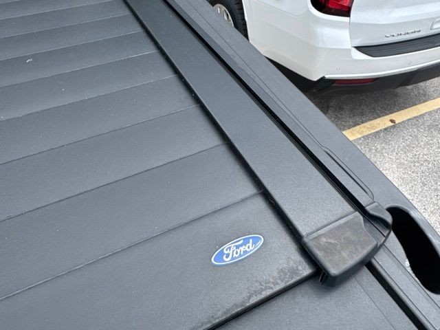 Ford Super Duty F-350 SRW Vehicle Full-screen Gallery Image 15