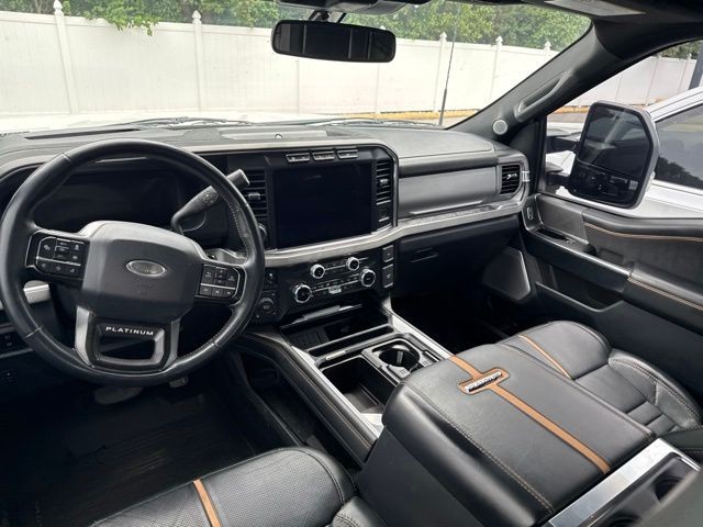 Ford Super Duty F-350 SRW Vehicle Full-screen Gallery Image 18