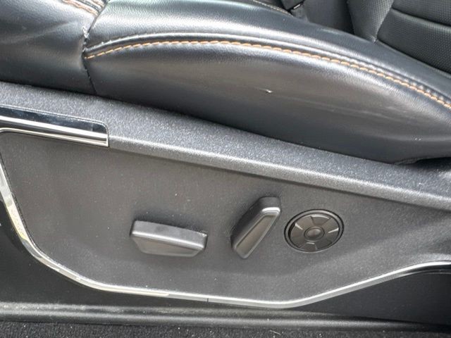 Ford Super Duty F-350 SRW Vehicle Full-screen Gallery Image 21
