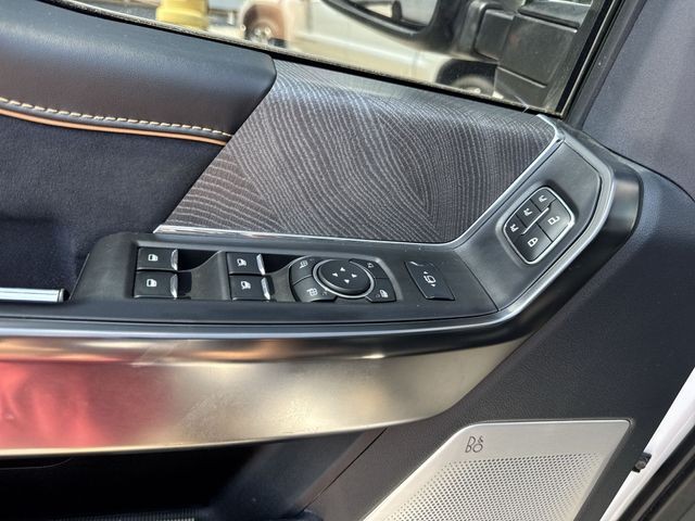 Ford Super Duty F-350 SRW Vehicle Full-screen Gallery Image 28