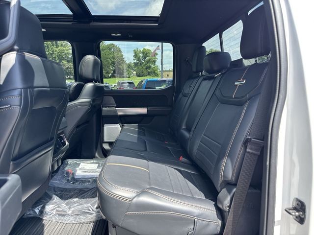 Ford Super Duty F-350 SRW Vehicle Full-screen Gallery Image 30