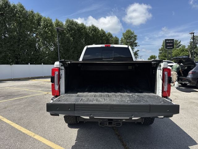 Ford Super Duty F-350 SRW Vehicle Full-screen Gallery Image 31