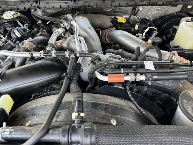 Ford Super Duty F-350 SRW Vehicle Full-screen Gallery Image 35