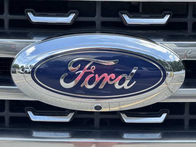 Ford Super Duty F-350 SRW Vehicle Full-screen Gallery Image 36