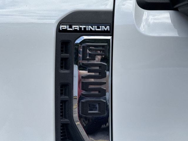 Ford Super Duty F-350 SRW Vehicle Full-screen Gallery Image 37