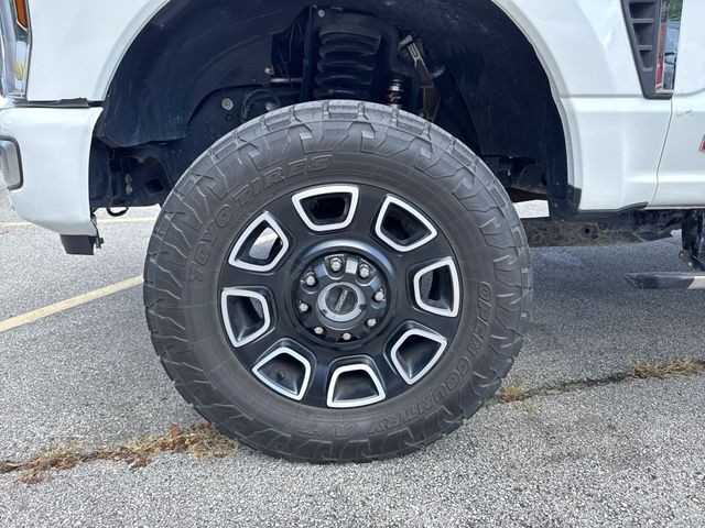 Ford Super Duty F-350 SRW Vehicle Full-screen Gallery Image 38