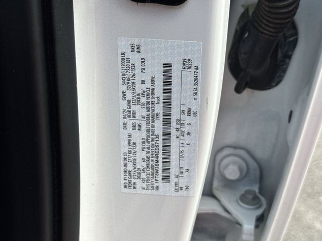 Ford Super Duty F-350 SRW Vehicle Full-screen Gallery Image 39