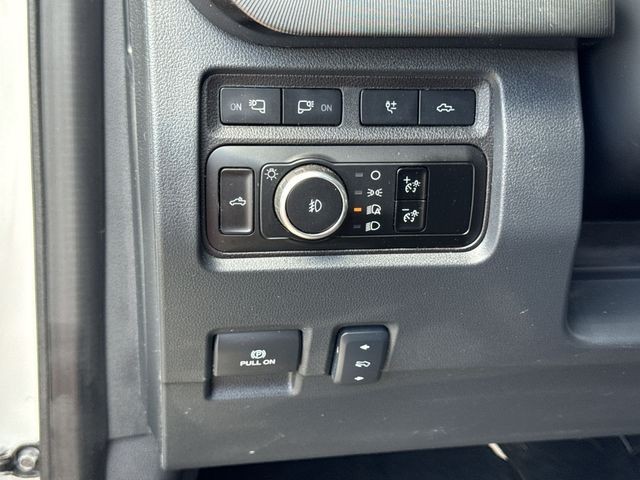 Ford Super Duty F-350 SRW Vehicle Full-screen Gallery Image 40