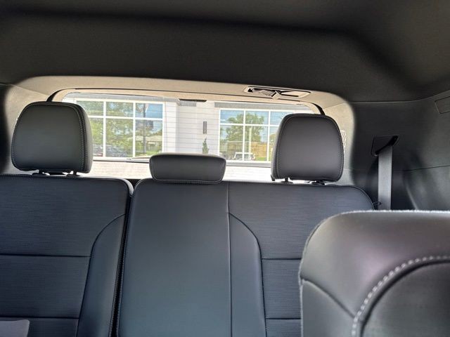 Buick Enclave Vehicle Full-screen Gallery Image 11