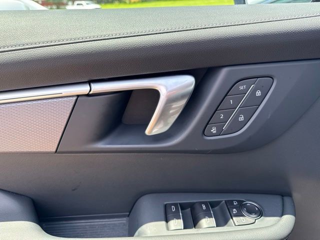 Buick Enclave Vehicle Full-screen Gallery Image 19