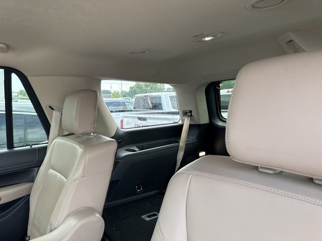 Ford Expedition Vehicle Full-screen Gallery Image 14