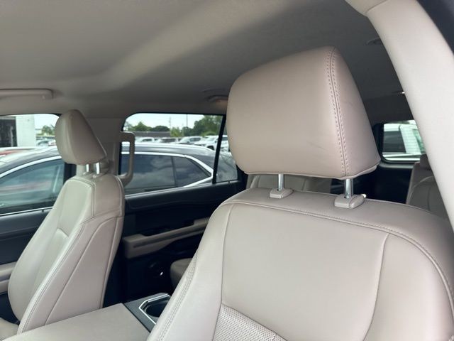 Ford Expedition Vehicle Full-screen Gallery Image 15
