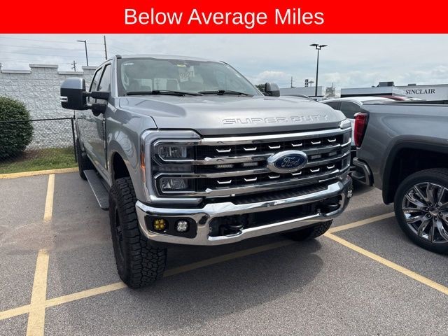 Ford Super Duty F-350 SRW Vehicle Full-screen Gallery Image 02