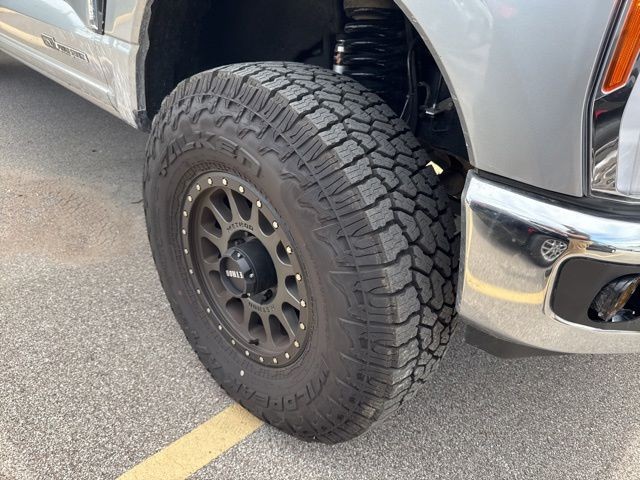 Ford Super Duty F-350 SRW Vehicle Full-screen Gallery Image 09