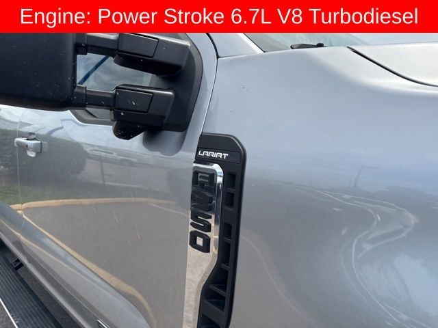 Ford Super Duty F-350 SRW Vehicle Full-screen Gallery Image 10