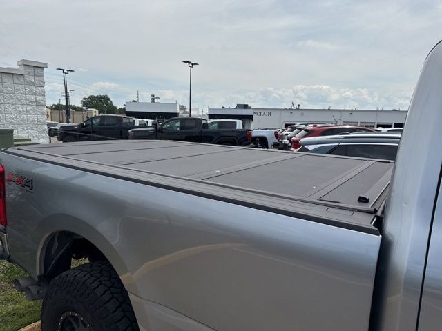Ford Super Duty F-350 SRW Vehicle Full-screen Gallery Image 14