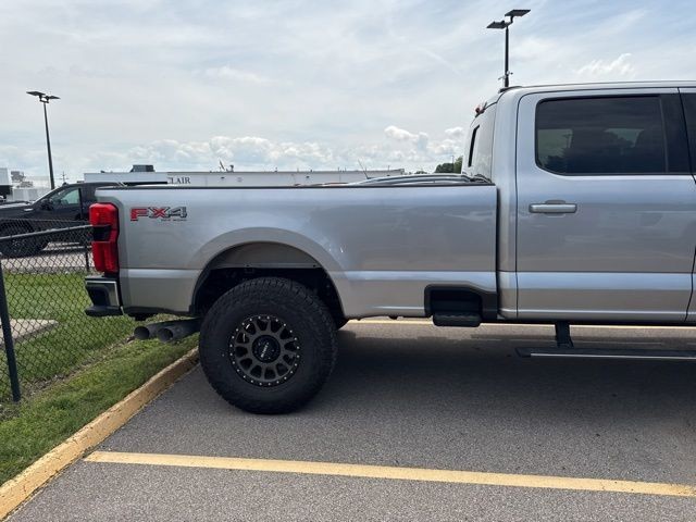 Ford Super Duty F-350 SRW Vehicle Full-screen Gallery Image 15